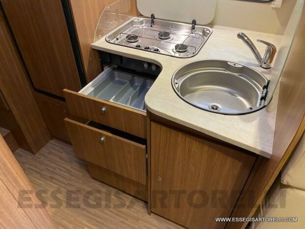 Semintegrale CARADO T 448 garage e basculante LETTI GEMELLI 2015 FULL euro 5 pieno
