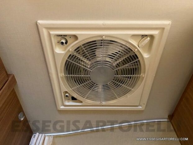 Semintegrale CARADO T 448 garage e basculante LETTI GEMELLI 2015 FULL euro 5 pieno