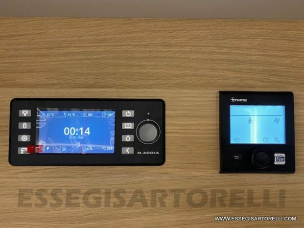 Adria New Coral AXESS XL A 650 DK GAMMA 2023 7 POSTI LETTO 6 OMOLOGATI DOPPIO PAVIMENTO pieno