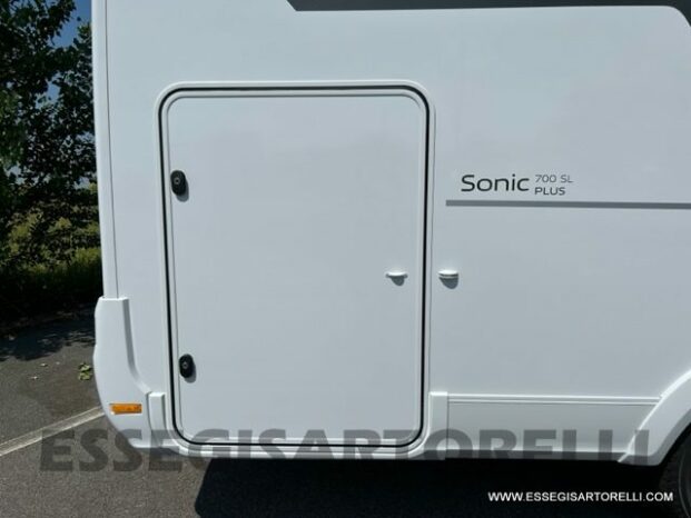 Adria Sonic Plus 700 SL garage letti gemelli GAMMA 2024 FARI LED E UCONNECT 10″ AUTOMATICO pieno