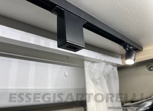 NOLEGGIO CAMPER PURO VAN LETTI GEMELLI 4 VIAGGIO 636 cm pieno