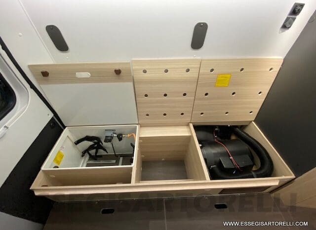 NOLEGGIO CAMPER PURO VAN LETTI GEMELLI 4 VIAGGIO 636 cm pieno