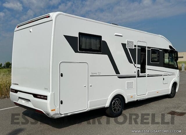 ADRIA SONIC PLUS 700 DL GARAGE 140 cv letti gemelli GAMMA 2025 FACE TO FACE AUTOMATICO pieno