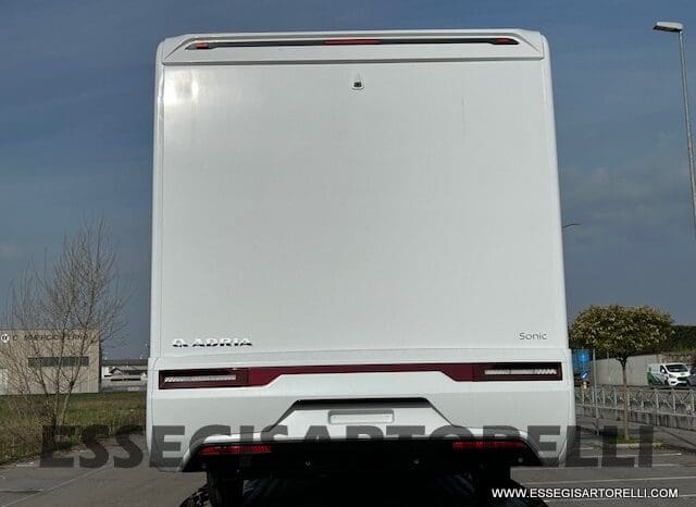 ADRIA SONIC PLUS 700 DL GARAGE 140 cv letti gemelli GAMMA 2025 FACE TO FACE AUTOMATICO pieno