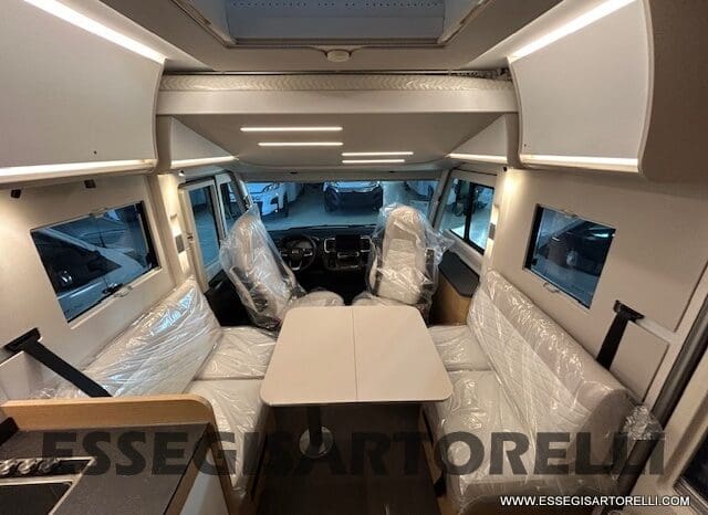 ADRIA SONIC PLUS 700 DL GARAGE 140 cv letti gemelli GAMMA 2025 FACE TO FACE AUTOMATICO pieno