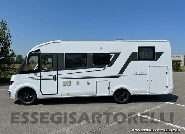 ADRIA SONIC PLUS 700 SL GARAGE LETTI GEMELLI GAMMA 2025 FARI LED E UCONNECT 10″ pieno