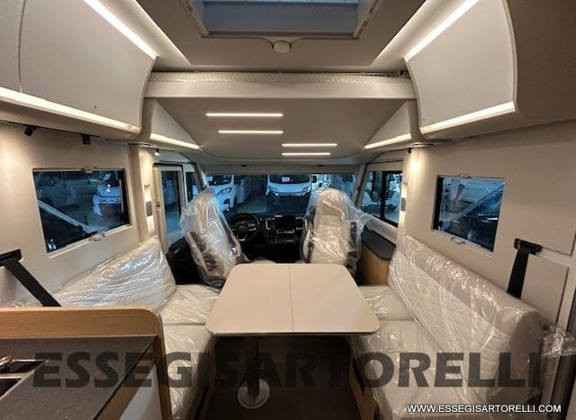 ADRIA SONIC PLUS 700 DL GARAGE 140 cv letti gemelli GAMMA 2025 FACE TO FACE AUTOMATICO pieno