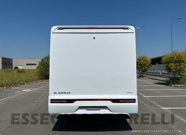 ADRIA SONIC PLUS 700 SL GARAGE LETTI GEMELLI GAMMA 2025 FARI LED E UCONNECT 10″ pieno