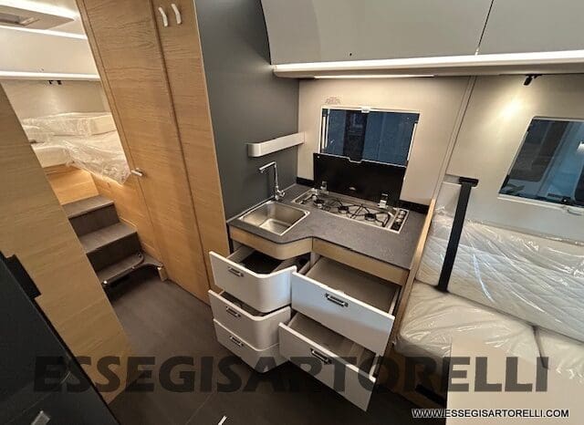 ADRIA SONIC PLUS 700 DL GARAGE 140 cv letti gemelli GAMMA 2025 FACE TO FACE AUTOMATICO pieno