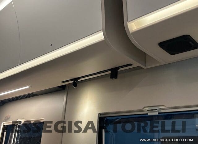 ADRIA SONIC PLUS 700 DL GARAGE 140 cv letti gemelli GAMMA 2025 FACE TO FACE AUTOMATICO pieno