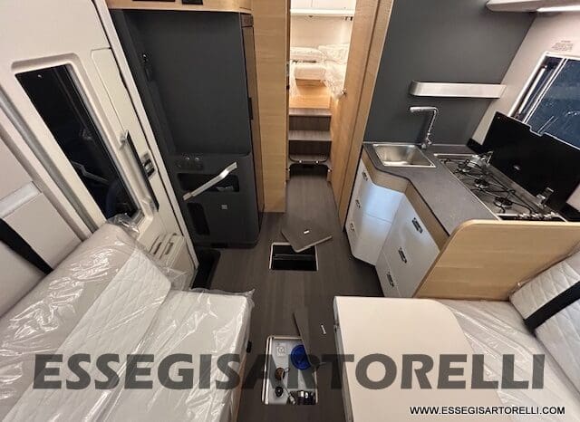 ADRIA SONIC PLUS 700 DL GARAGE 140 cv letti gemelli GAMMA 2025 FACE TO FACE AUTOMATICO pieno