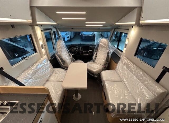 ADRIA SONIC PLUS 700 DL GARAGE 140 cv letti gemelli GAMMA 2025 FACE TO FACE AUTOMATICO pieno