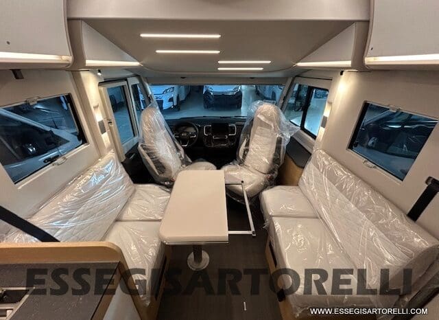 ADRIA SONIC PLUS 700 DL GARAGE 140 cv letti gemelli GAMMA 2025 FACE TO FACE AUTOMATICO pieno
