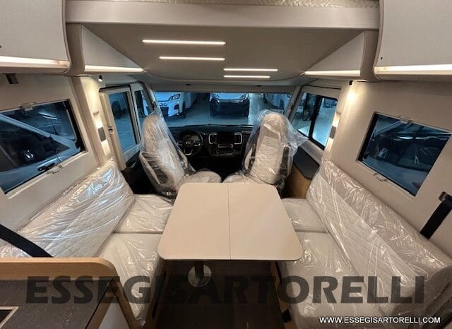 ADRIA SONIC PLUS 700 DL GARAGE 140 cv letti gemelli GAMMA 2025 FACE TO FACE AUTOMATICO pieno
