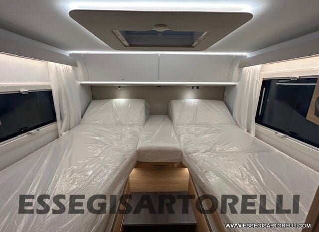 ADRIA SONIC PLUS 700 DL GARAGE 140 cv letti gemelli GAMMA 2025 FACE TO FACE AUTOMATICO pieno