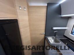 ADRIA SONIC PLUS 700 SL GARAGE LETTI GEMELLI GAMMA 2025 FARI LED E UCONNECT 10″ pieno