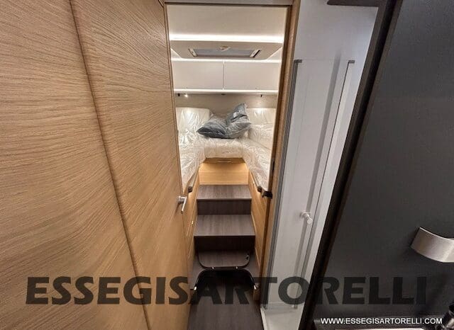 ADRIA SONIC PLUS 700 SL GARAGE LETTI GEMELLI GAMMA 2025 FARI LED E UCONNECT 10″ pieno