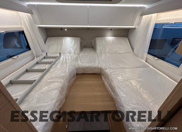 ADRIA SONIC PLUS 700 SL GARAGE LETTI GEMELLI GAMMA 2025 FARI LED E UCONNECT 10″ pieno