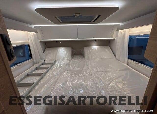 ADRIA SONIC PLUS 700 SL GARAGE LETTI GEMELLI GAMMA 2025 FARI LED E UCONNECT 10″ pieno