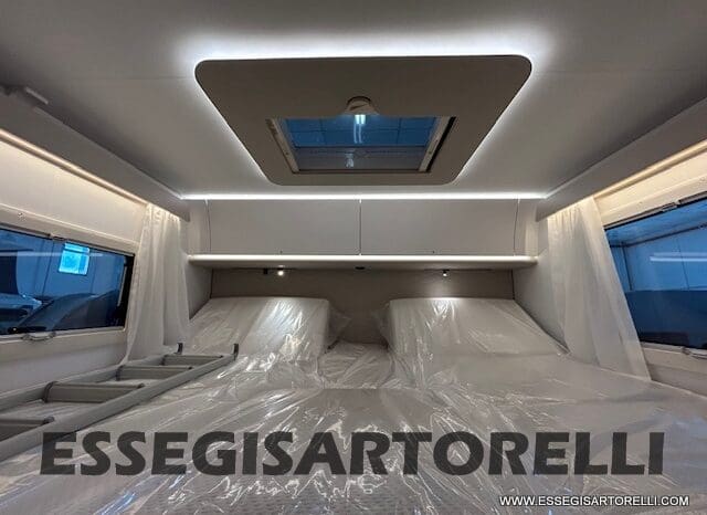 ADRIA SONIC PLUS 700 SL GARAGE LETTI GEMELLI GAMMA 2025 FARI LED E UCONNECT 10″ pieno
