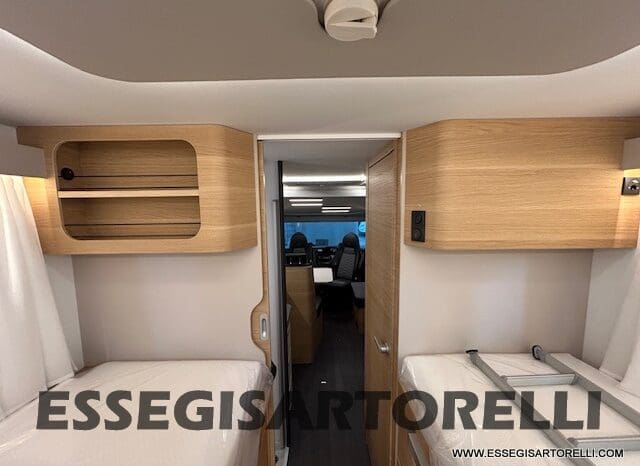 ADRIA SONIC PLUS 700 SL GARAGE LETTI GEMELLI GAMMA 2025 FARI LED E UCONNECT 10″ pieno