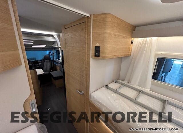 ADRIA SONIC PLUS 700 SL GARAGE LETTI GEMELLI GAMMA 2025 FARI LED E UCONNECT 10″ pieno