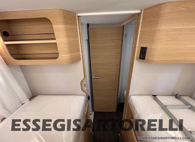 ADRIA SONIC PLUS 700 SL GARAGE LETTI GEMELLI GAMMA 2025 FARI LED E UCONNECT 10″ pieno