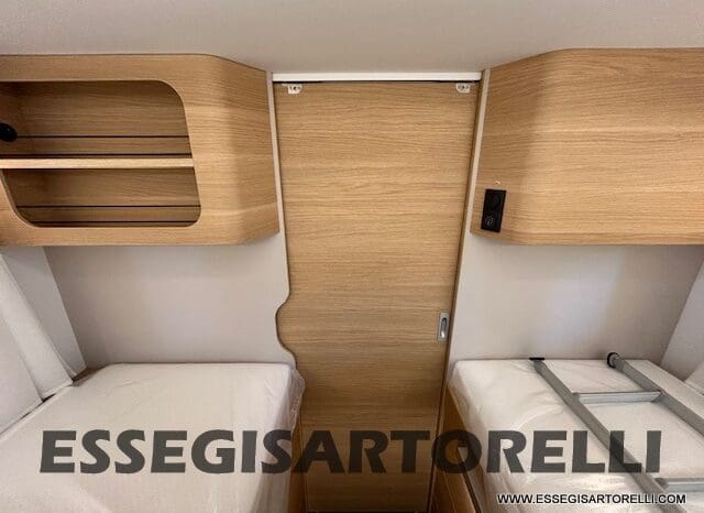 ADRIA SONIC PLUS 700 SL GARAGE LETTI GEMELLI GAMMA 2025 FARI LED E UCONNECT 10″ pieno