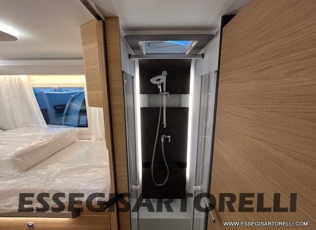 ADRIA SONIC PLUS 700 SL GARAGE LETTI GEMELLI GAMMA 2025 FARI LED E UCONNECT 10″ pieno