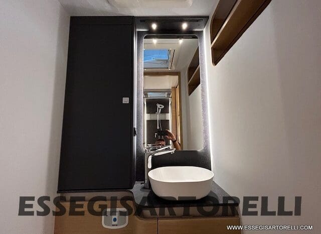 ADRIA SONIC PLUS 700 SL GARAGE LETTI GEMELLI GAMMA 2025 FARI LED E UCONNECT 10″ pieno