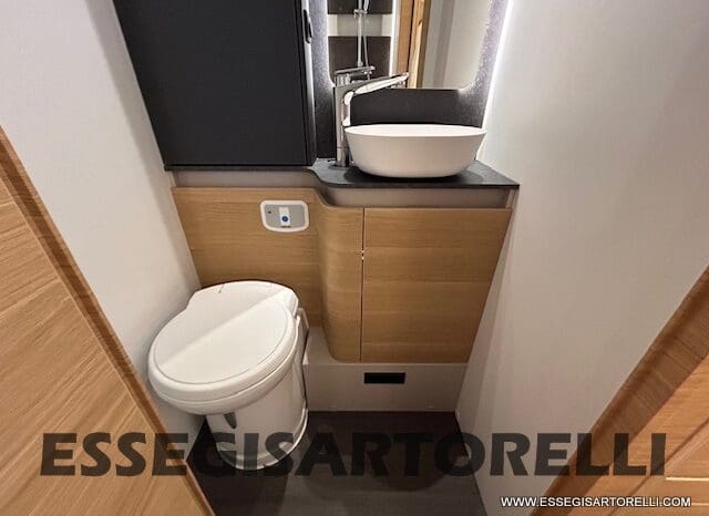 ADRIA SONIC PLUS 700 SL GARAGE LETTI GEMELLI GAMMA 2025 FARI LED E UCONNECT 10″ pieno