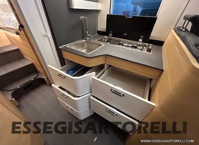 ADRIA SONIC PLUS 700 SL GARAGE LETTI GEMELLI GAMMA 2025 FARI LED E UCONNECT 10″ pieno