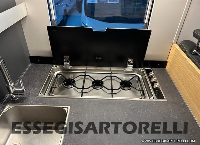 ADRIA SONIC PLUS 700 SL GARAGE LETTI GEMELLI GAMMA 2025 FARI LED E UCONNECT 10″ pieno