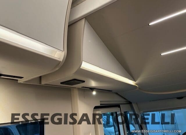 ADRIA SONIC PLUS 700 SL GARAGE LETTI GEMELLI GAMMA 2025 FARI LED E UCONNECT 10″ pieno