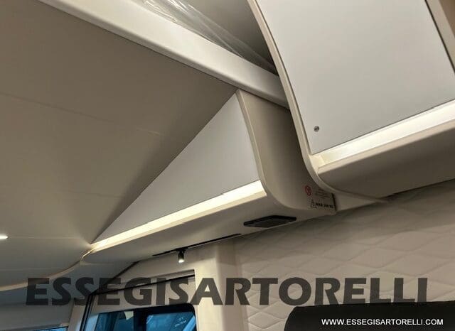 ADRIA SONIC PLUS 700 SL GARAGE LETTI GEMELLI GAMMA 2025 FARI LED E UCONNECT 10″ pieno