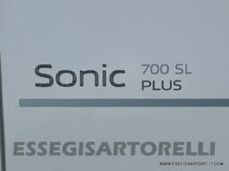 ADRIA SONIC PLUS 700 SL GARAGE LETTI GEMELLI GAMMA 2025 FARI LED E UCONNECT 10″ pieno