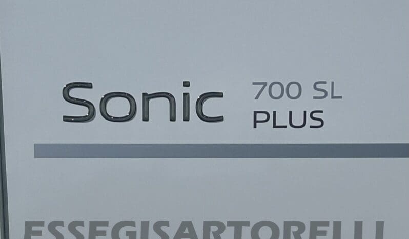 ADRIA SONIC PLUS 700 SL GARAGE LETTI GEMELLI GAMMA 2025 FARI LED E UCONNECT 10″ pieno