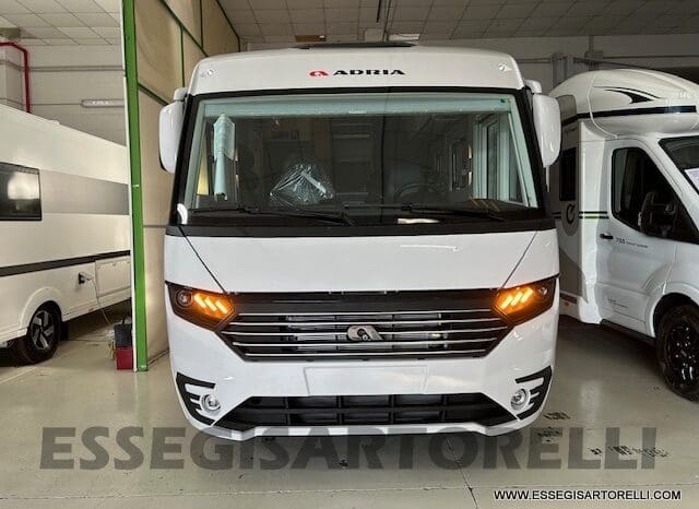 ADRIA SONIC PLUS 700 SL GARAGE LETTI GEMELLI GAMMA 2025 FARI LED E UCONNECT 10″ pieno