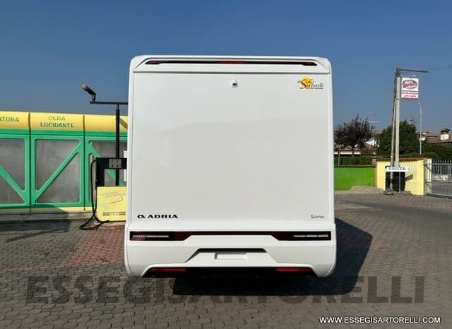 ADRIA SONIC PLUS 700 SL GARAGE LETTI GEMELLI GAMMA 2025 FARI LED E UCONNECT 10″ pieno