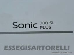 ADRIA SONIC PLUS 700 SL GARAGE LETTI GEMELLI GAMMA 2025 FARI LED E UCONNECT 10″ pieno
