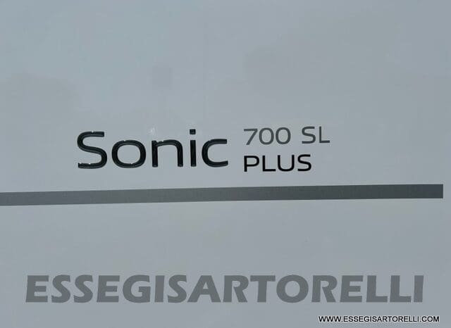 ADRIA SONIC PLUS 700 SL GARAGE LETTI GEMELLI GAMMA 2025 FARI LED E UCONNECT 10″ pieno