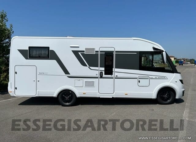 ADRIA SONIC PLUS 700 SL GARAGE LETTI GEMELLI GAMMA 2025 FARI LED E UCONNECT 10″ pieno