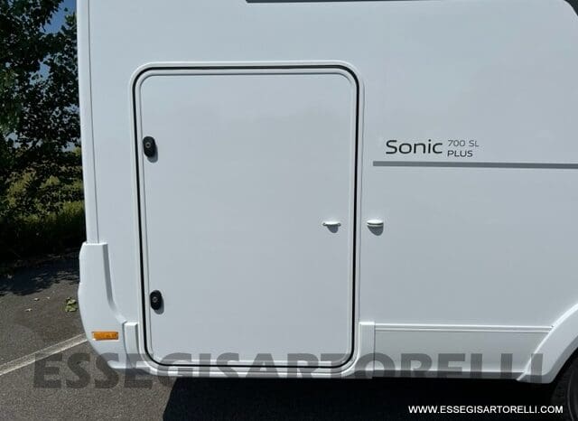 ADRIA SONIC PLUS 700 SL GARAGE LETTI GEMELLI GAMMA 2025 FARI LED E UCONNECT 10″ pieno