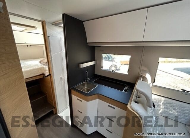 ADRIA SONIC PLUS 700 SL GARAGE LETTI GEMELLI GAMMA 2025 FARI LED E UCONNECT 10″ pieno