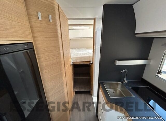 ADRIA SONIC PLUS 700 SL GARAGE LETTI GEMELLI GAMMA 2025 FARI LED E UCONNECT 10″ pieno