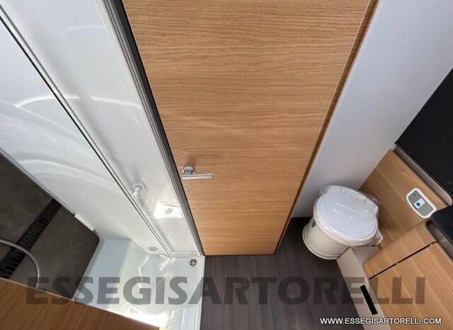 ADRIA SONIC PLUS 700 SL GARAGE LETTI GEMELLI GAMMA 2025 FARI LED E UCONNECT 10″ pieno