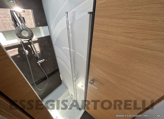 ADRIA SONIC PLUS 700 SL GARAGE LETTI GEMELLI GAMMA 2025 FARI LED E UCONNECT 10″ pieno