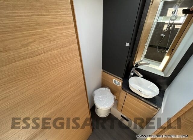 ADRIA SONIC PLUS 700 SL GARAGE LETTI GEMELLI GAMMA 2025 FARI LED E UCONNECT 10″ pieno