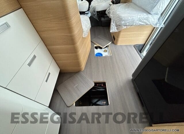 ADRIA SONIC PLUS 700 SL GARAGE LETTI GEMELLI GAMMA 2025 FARI LED E UCONNECT 10″ pieno