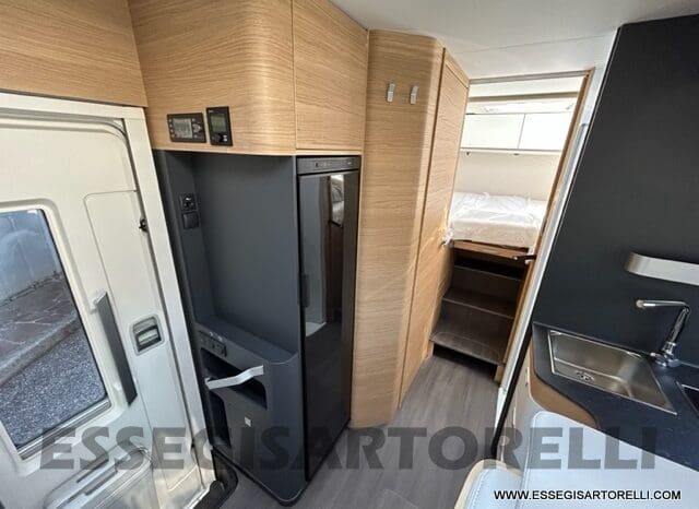 ADRIA SONIC PLUS 700 SL GARAGE LETTI GEMELLI GAMMA 2025 FARI LED E UCONNECT 10″ pieno